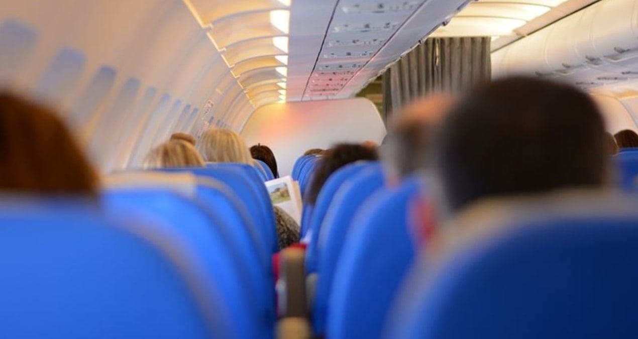 bir anda pasaportunu yedi ucak acil inis yapti 1mnMeQql