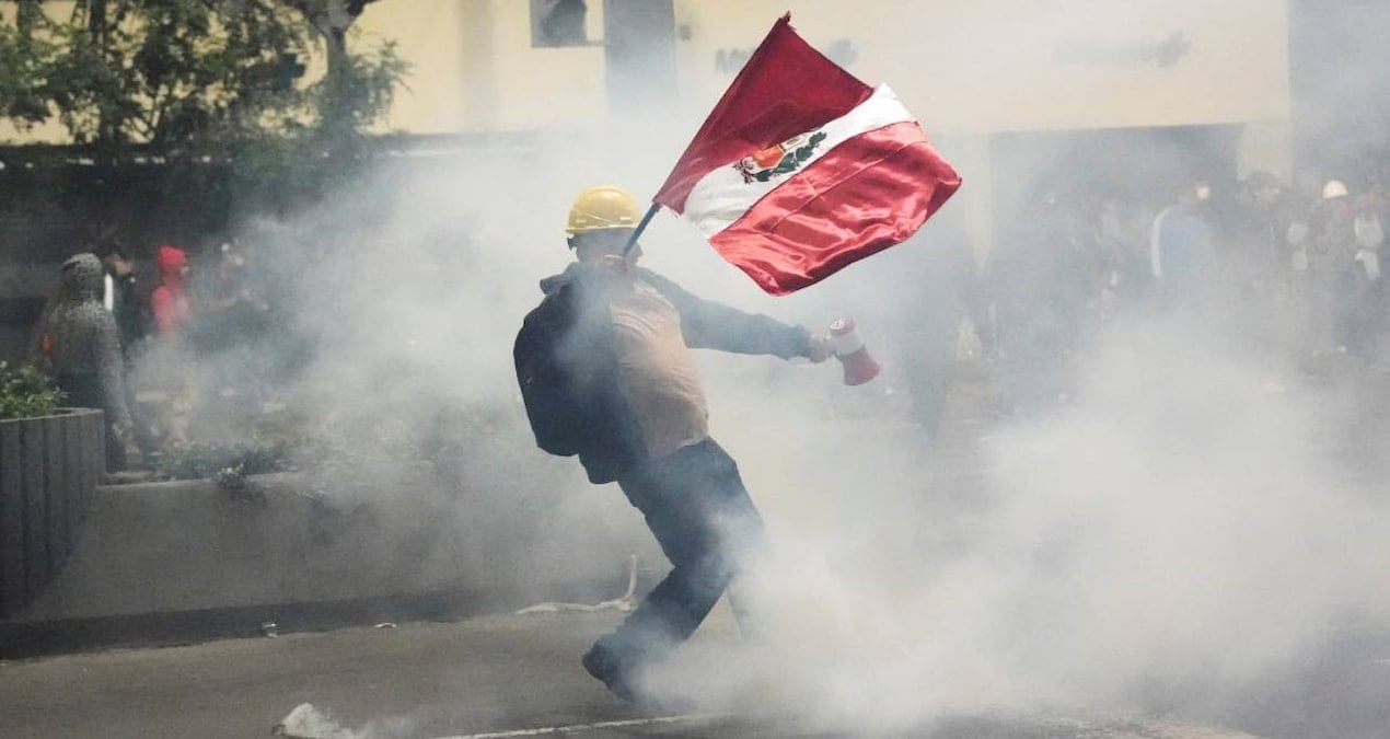 z kusagi bu kez peruda sokaklara indi protestocular yuksek mahkemeyi yakti PWgnSOv8