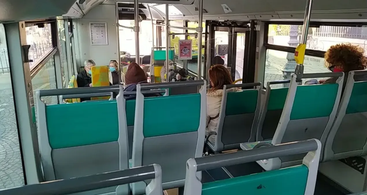 baba 6 aylik bebegini otobuste unuttu iner inmez telefonuna sarildi p3kWQ6T1