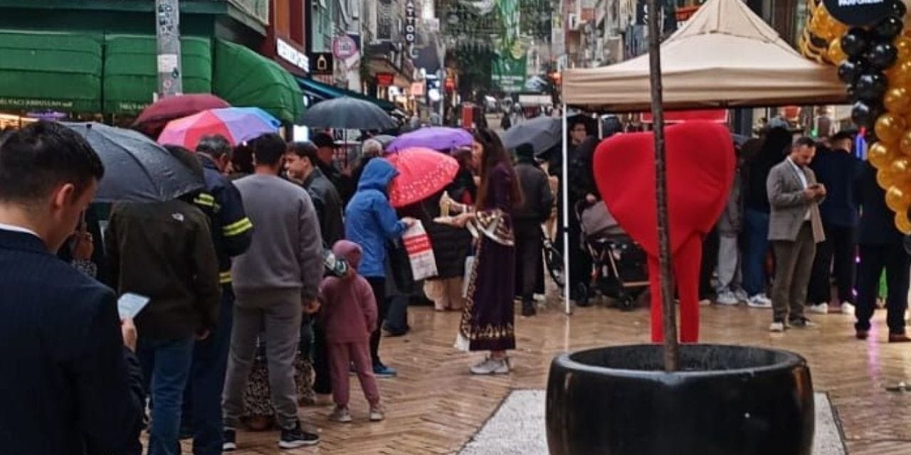 bu da bedava altin kuyrugu kuyumcunun kampanyasi izdiham yaratti RdKQF44B