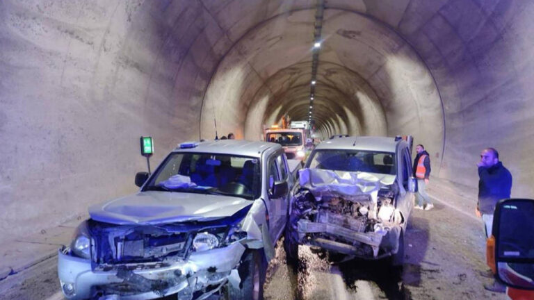 artvinde-tunel-icinde-serit-ihlali-felaketi-getirdi-7-kisi-hastaneye-kaldirildi-lhGM8g8s