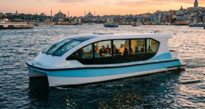 deniz-ulasiminda-yeni-donem-basliyor-elektrikli-deniz-taksisi-kendi-rotasini-cizecek-fbpJYLVZ