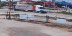 onune-kattigi-otomobili-metrelerce-surukledi-korku-dolu-anlar-kamerada-26NreEzx