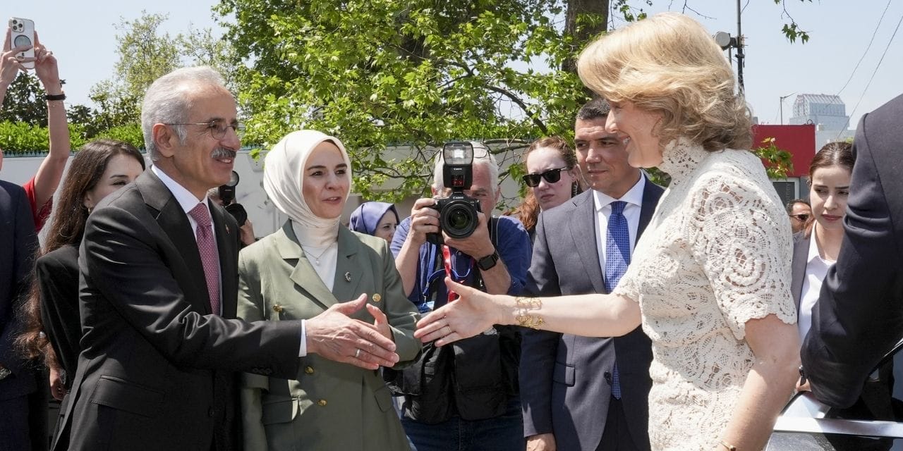 belcika-kralicesi-mathildeden-deniz-muzesine-ziyaret-P8JBZDiT