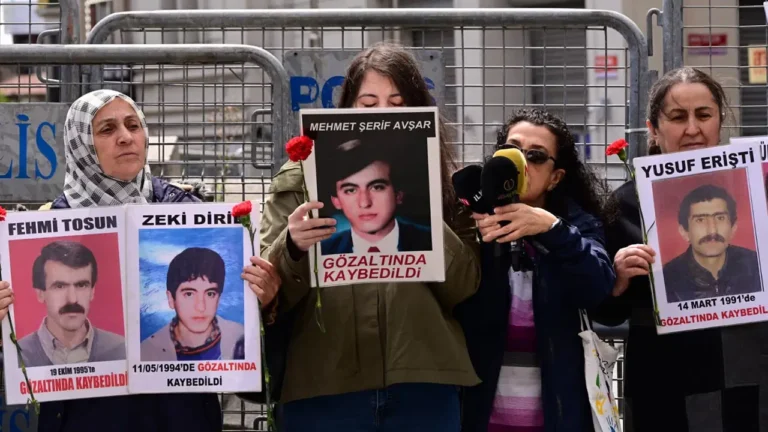 cumartesi-annelerinden-1101-haftada-mehmet-avsar-icin-adalet-cagrisi-493bqAnk