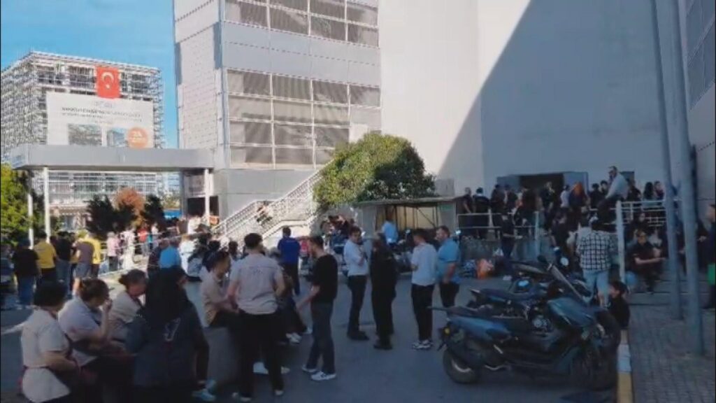 Pendik’te Alışveriş Merkezinde Yangın Paniği