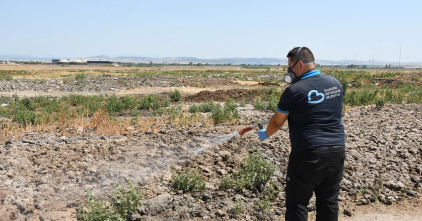 Balikesirde ilaclama ekipleri 724 sahada qWBmyrSv